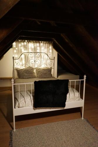 LiríAlbergue de Liri的阁楼上的白色床和灯