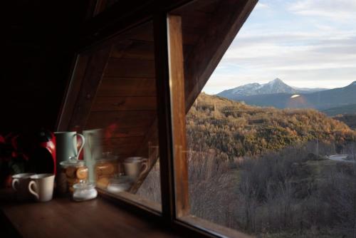 LiríAlbergue de Liri的山景窗户。