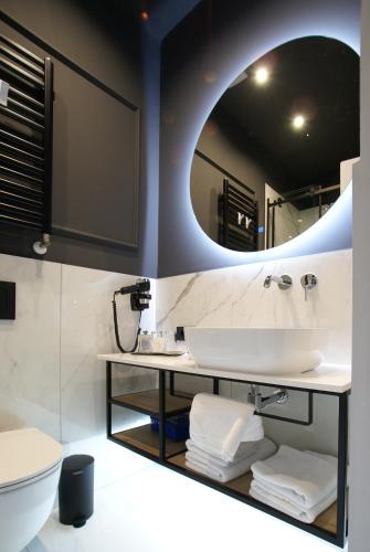 萨格勒布Fingerprint Luxury Apartments的一间带水槽和镜子的浴室