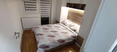 比耶利纳Stan na dan Bijeljina Niki的一间小房间,房间内设有一张床