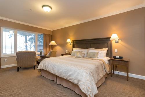 悉尼New Gorgeous Sidney Miraloma的一间卧室配有一张大床和一把椅子