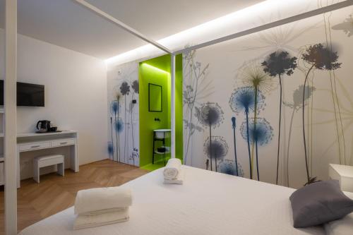比森齐奥营Le Makè bed & breakfast的一间墙上挂着鲜花的房间