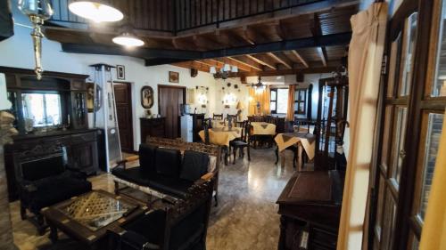 圣罗莎卡拉穆奇塔县Posada del Carruaje的带桌椅的房间和用餐室