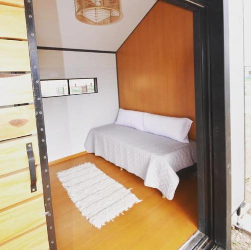 萨尔塔Cantal Tiny house的一间小卧室,卧室内配有一张床铺