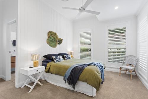 土乌巴Sierra Cottage - A Homely Space, Superb Location的白色卧室配有床和吊扇