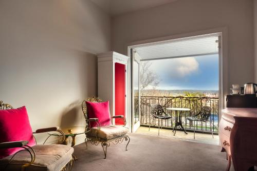 戴尔斯福特弗朗格斯酒店的客厅设有通往阳台的门。