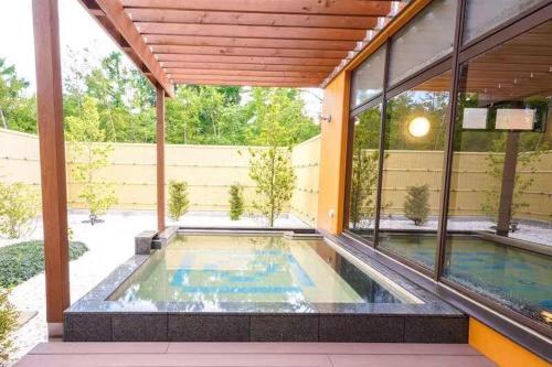富士河口湖Fujinomori Hotel的房屋中间的游泳池