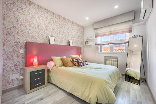 马德里Delagua Apartments Atocha I的一间卧室配有一张大床和红色床头板
