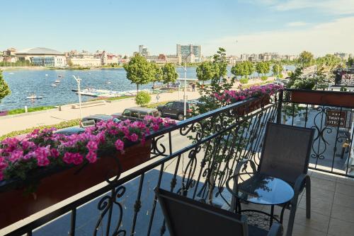 喀山塔塔尔酒店的鲜花阳台,享有水景
