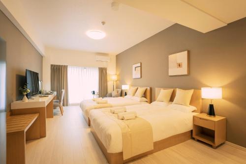 大阪谷町君 HOTEL 恵美須町72的一间大卧室,配有一张大床和一张书桌