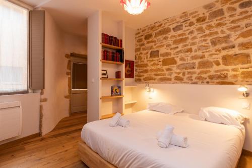 里昂DIFY Chardonnay - Bellecour的卧室配有带毛巾的大型白色床