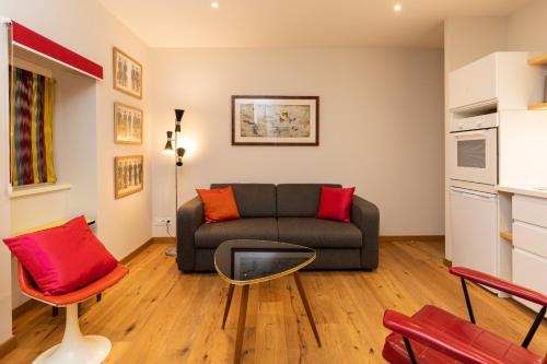 里昂DIFY Chardonnay - Bellecour的带沙发和电视的客厅