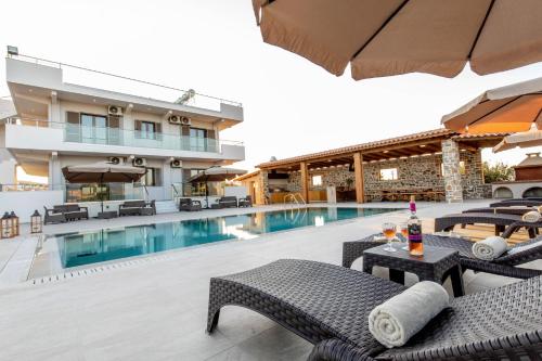 帕拉代西翁Ktima Kritikos的一个带游泳池的度假胜地和一家酒店