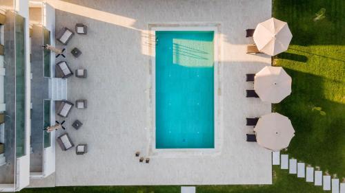 帕拉代西翁Ktima Kritikos的享有带遮阳伞的游泳池的顶部景致