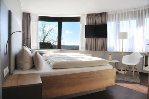 巴特本特海姆Am Berghang的一间卧室设有一张大床和一个窗户。