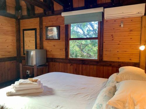 索德瓦纳湾Sodwana Bay Lodge, House 31的一间卧室配有一张床和一台电视