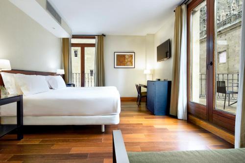 萨拉曼卡Sercotel Puerta de la Catedral的酒店客房设有床和窗户。