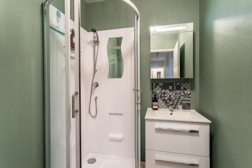 迪纳尔HEOL - appartement 2 chambres - vue mer et parking的带淋浴和盥洗盆的浴室