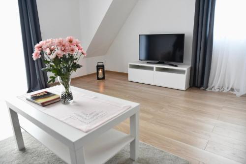 Zubrzyca GórnaDwa Widoki Apartamenty的客厅配有白色的桌子和花瓶
