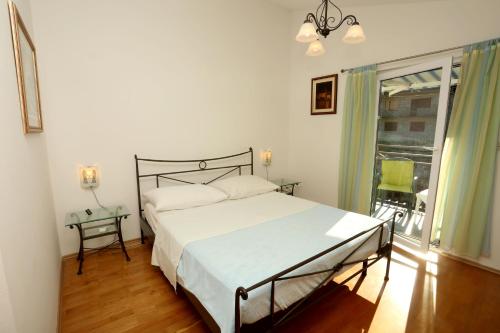 特罗吉尔斯科瑞卡公寓的卧室配有白色的床和窗户。