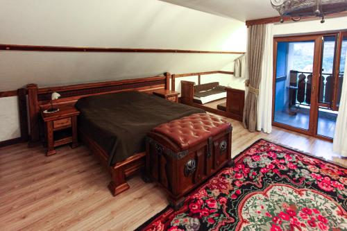 TrebujeniVila Etnica的一间卧室配有一张床、一张桌子和一张地毯。