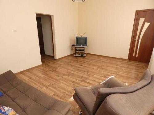 古达乌塔Tyulpan Vacation Home的带沙发和电视的客厅