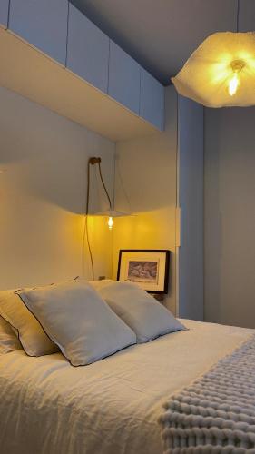 梅杰夫Reine Sophie的卧室配有白色床和蓝色墙壁