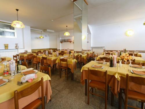 圣巴特罗摩艾美尔安妮塔埃尔伯格酒店的用餐室配有桌椅和黄色桌布