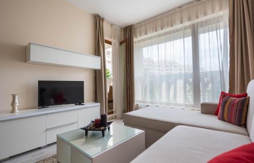 瓦尔纳Stoyanov South Bay - Varna的带沙发和大窗户的客厅