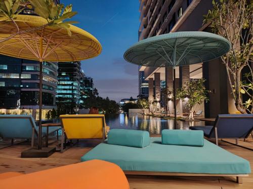 吉隆坡Ai Smart Home , Bangsar South的城市里带椅子和遮阳伞的庭院