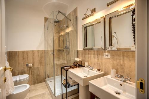 罗马The Talent Hotel的一间带两个盥洗盆和淋浴的浴室