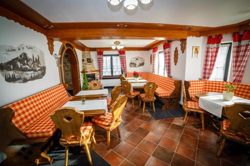 坎普朗莫道尼斯Colț de Austria的一间在房间内配有桌椅的餐厅