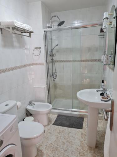 拉拉古纳Apartamento La Barranquera的浴室配有卫生间、盥洗盆和淋浴。