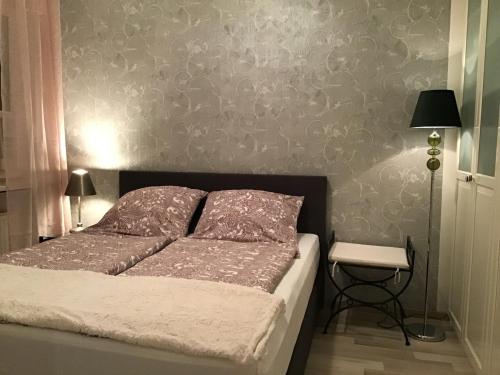 吕格德Ferienwohnung Holland 5a的一间卧室配有一张床和一张边桌