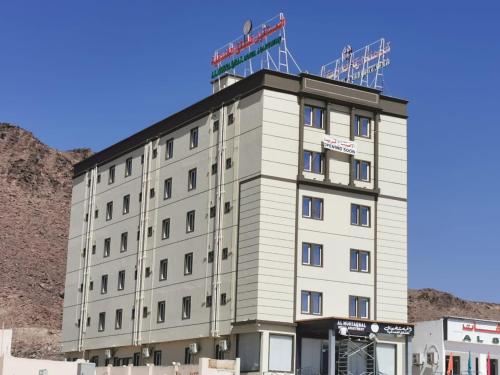 Ibrāفندق المستقبل للشقق الفندقية ALMUSTAQBAL HOTEL Apartments的酒店前面的 ⁇ 染