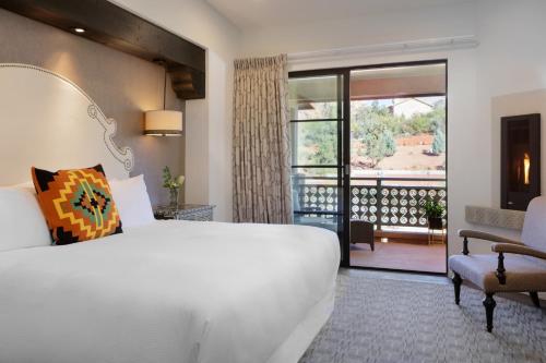 塞多纳The Wilde Resort and Spa的一间带一张白色大床的卧室和一个阳台