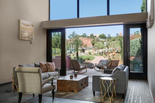 塞多纳The Wilde Resort and Spa的带沙发和椅子的客厅以及大窗户。