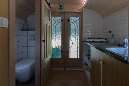 EssenBij grenspaal 243的浴室配有卫生间、盥洗盆和浴缸。