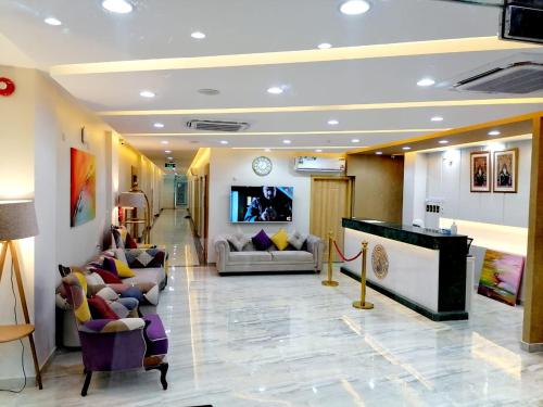 Ibrāفندق المستقبل للشقق الفندقية ALMUSTAQBAL HOTEL Apartments的医院的大厅,配有沙发和电视