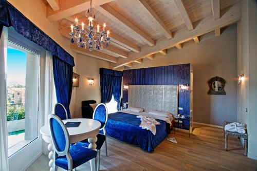 雷诺河畔卡萨莱基奥卡尔扎维切诺精品酒店的酒店客房带一张床、一张桌子和椅子