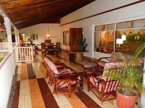 下博克特Casa Romero - A cozy tradition的客厅配有桌椅