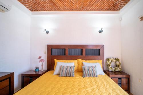 切图马尔PENINSULA STAYS 3 BR House & AC + Private Parking + FAST WIFI的一间卧室配有黄色的床和两个枕头