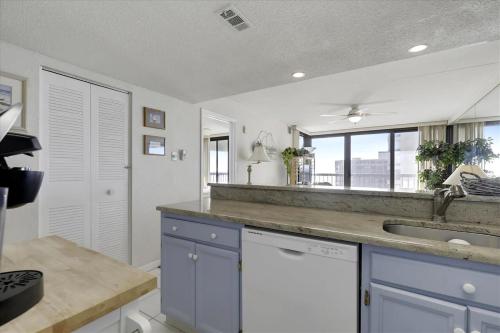 大洋城Sea Watch VII的厨房配有柜台、水槽和窗户