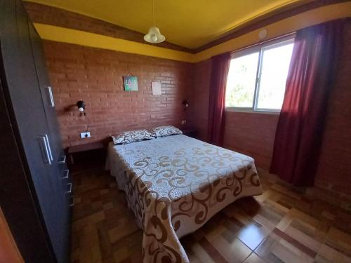 库拉布罗切罗镇Departamentos Las Marias的一间卧室设有一张床和一个窗口