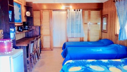 阿瓦托鲁Vahaui Paradis的一间房间,里面设有两张蓝色的沙发