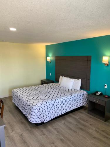 Gila BendGila Bend Lodge的一间卧室设有一张床和蓝色的墙壁