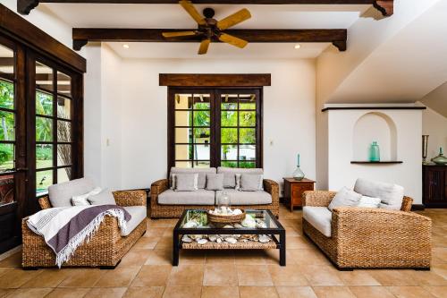 塔马林多Villa Estrella del Mar的客厅配有两张沙发和一张桌子