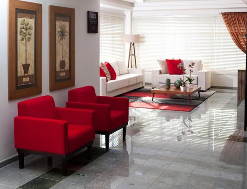 约恩维利多伊什酒店的客厅配有红色椅子和沙发