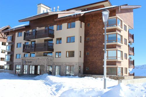 巴耶内瓦Valle Nevado Vip Apartment Ski Out-In的前面有雪的建筑