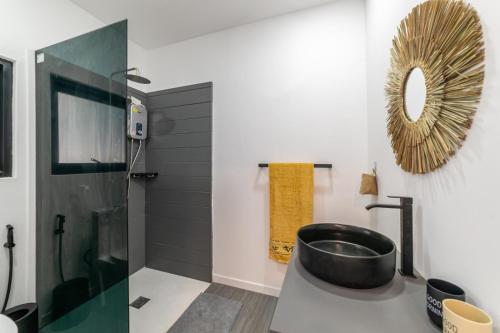 恰洛克拉姆Suan Residence - Exotic and Contemporary Bungalows with Private Pool的一间带水槽和镜子的浴室